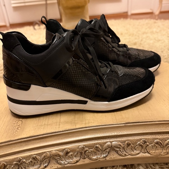 Michael Kors Georgie Trainer Womens Black Embossed Logo Sneaker Size 9.5 - Picture 4 of 11